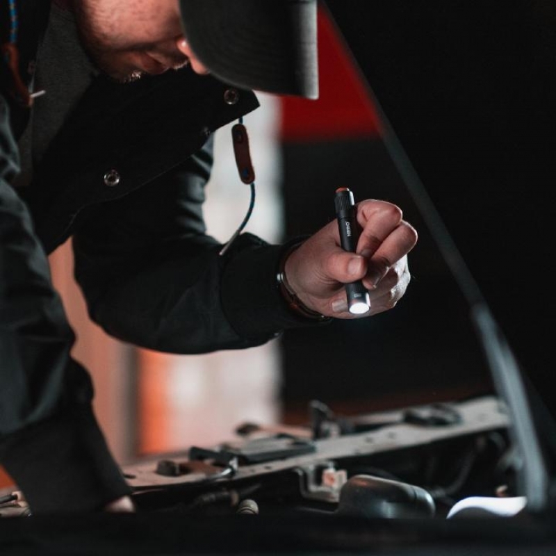 Nebo COLUMBO™ 100 Zseblámpa acél zsebcsipesszel, 100 lm