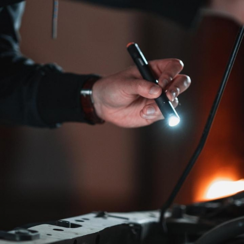 Nebo COLUMBO™ 150 Zseblámpa acél zsebcsipesszel, 150 lm