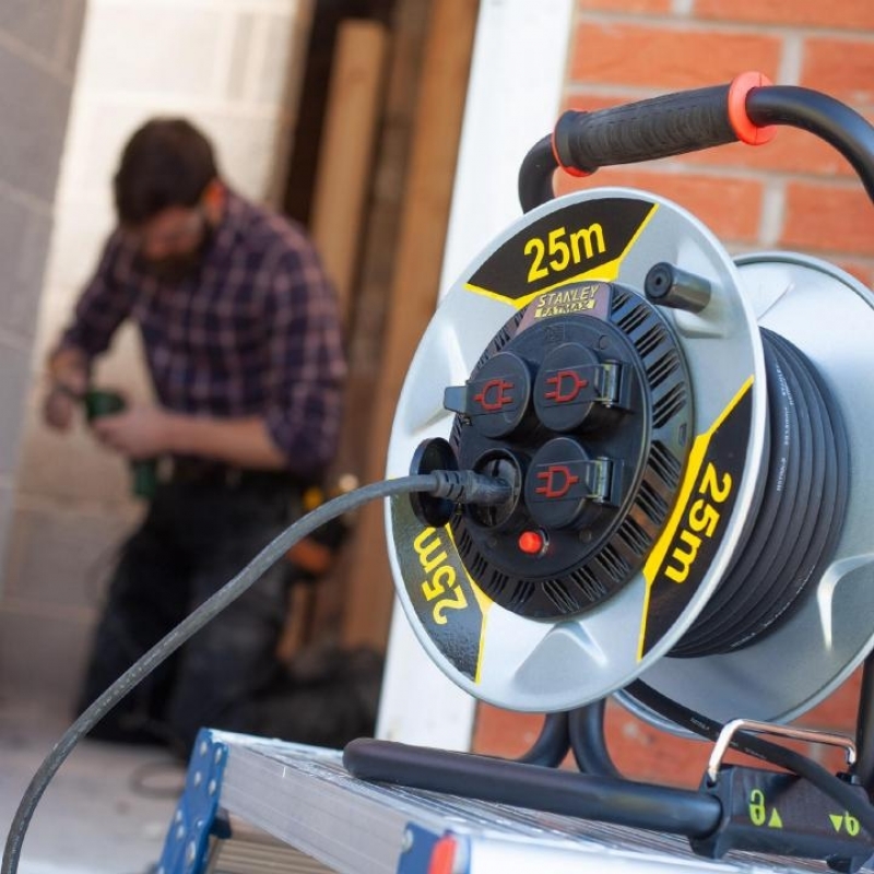 Stanley SXECCM2FASE Kültéri fém kábeldob kábelvezetővel, 25m kábellel, h07rn-f 3g1,5