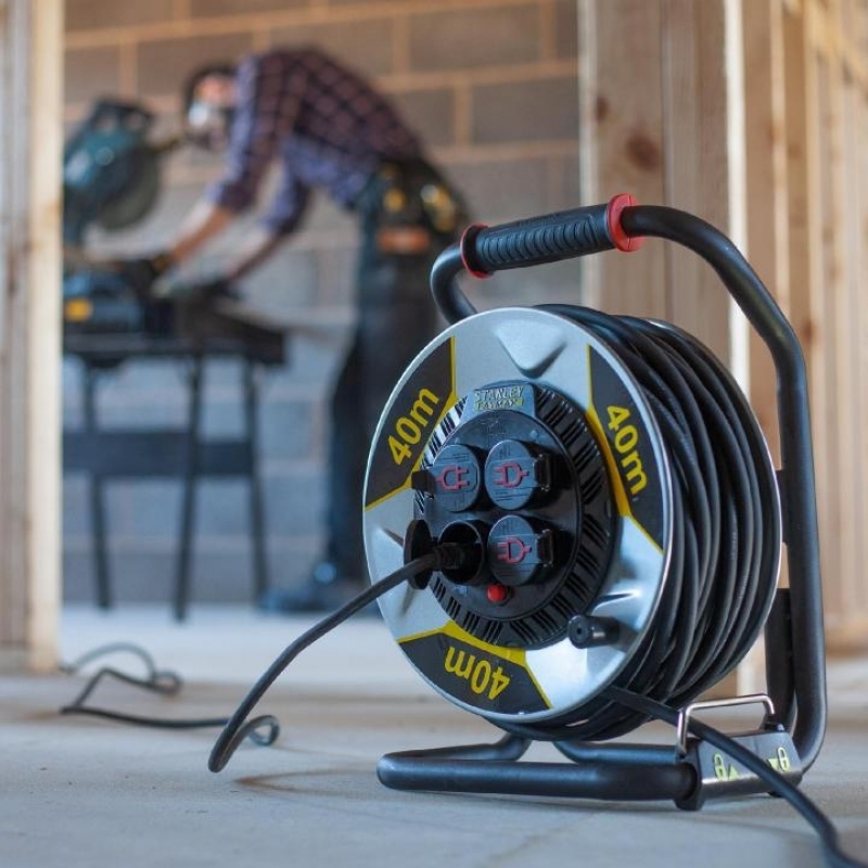 Stanley SXECCM2FAVE Kültéri fém kábeldob kábelvezetővel, 40m kábellel, h07rn-f 3g1,5