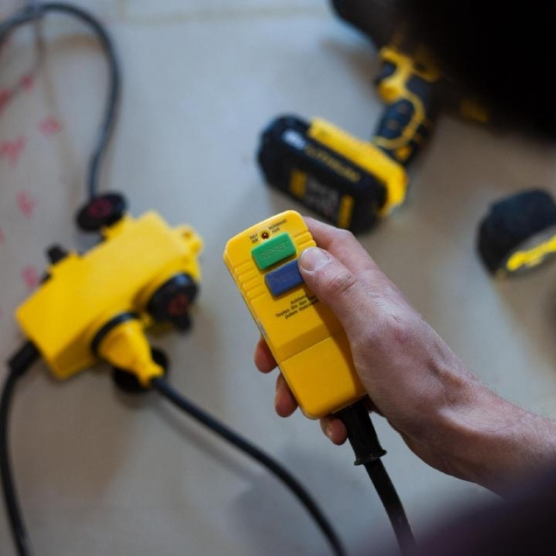 Stanley SXECCR25AJE 4-es elosztó kapcsolóval, rcd dugóval, 5m kábel, h07rn-f 3g1,5