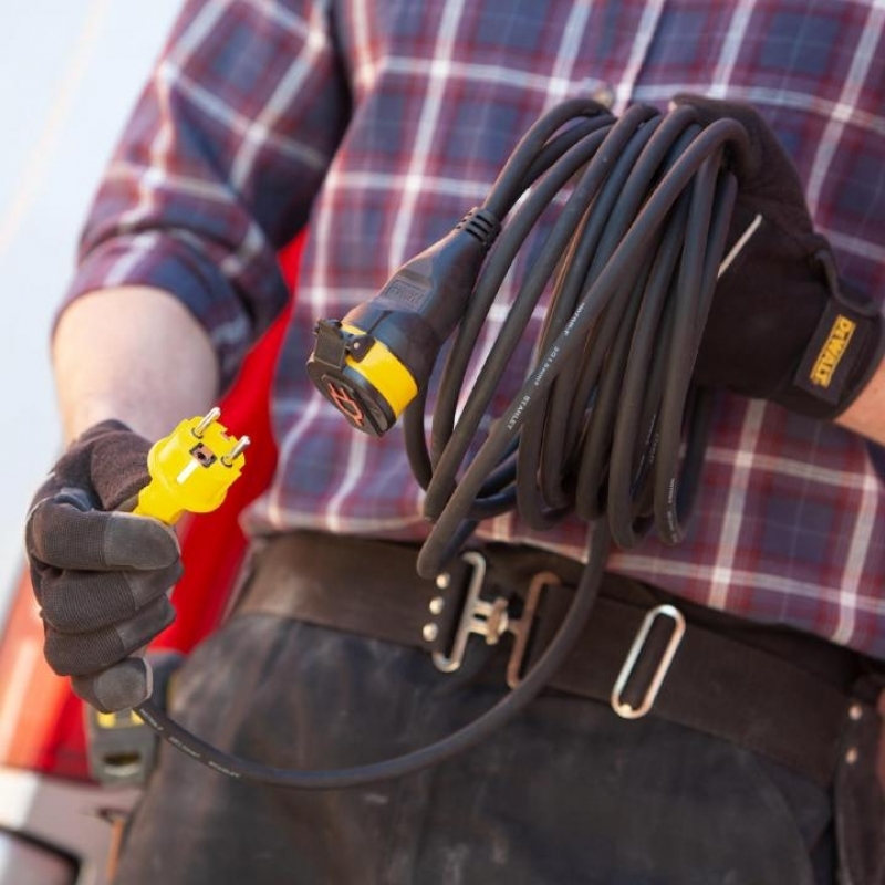 Stanley SXECCR91A1E Hosszabbító lengőaljzattal, kül- és beltérre, 10m kábel