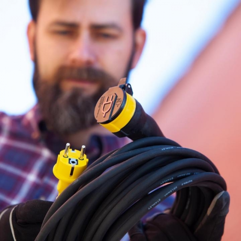 Stanley SXECCR91A1E Hosszabbító lengőaljzattal, kül- és beltérre, 10m kábel