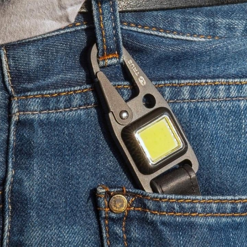True Utility Cliplite Tölthető lámpa kulcstartó karabinerrel, 4 funkciós