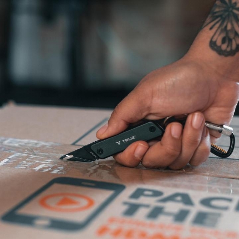 True Utility Modern Key Chain Knife Kompakt, modern stílusú kés, karabiner funkcióval