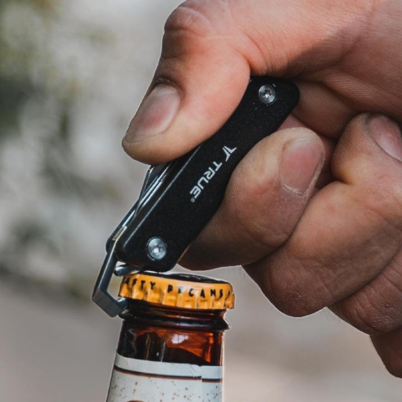 True Utility Modern Key Chain Knife Kompakt, modern stílusú kés, karabiner funkcióval